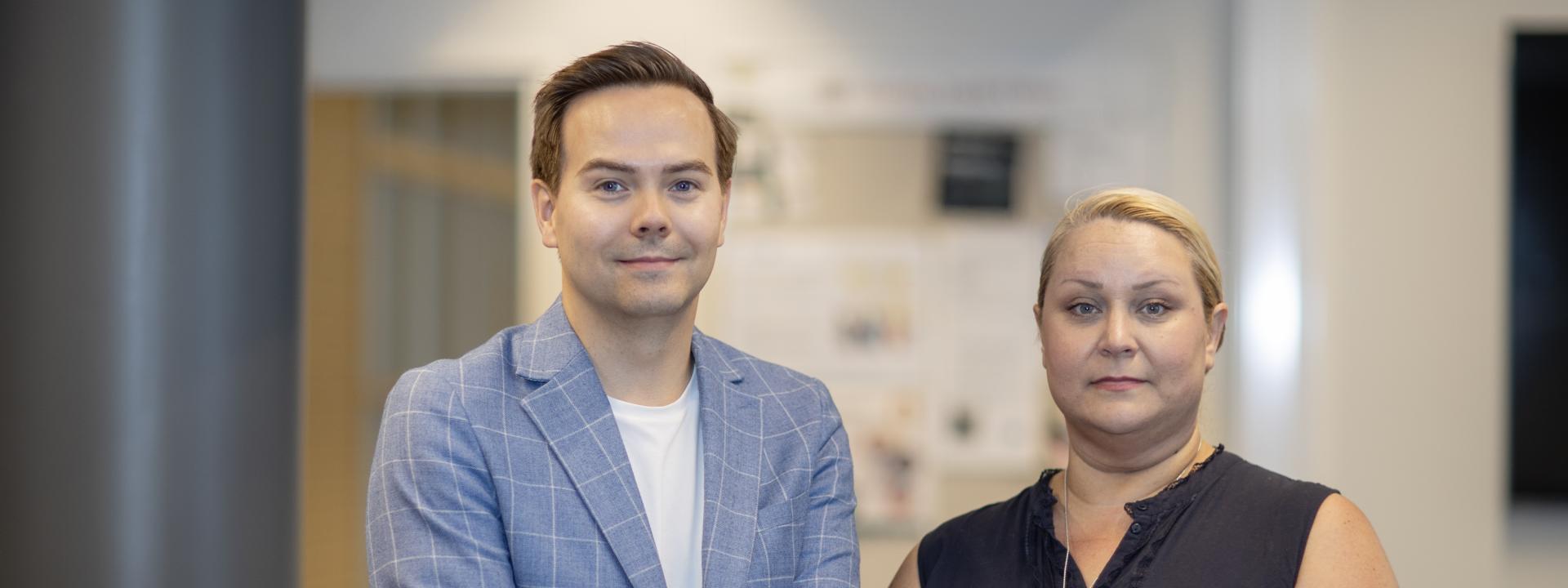 Man i blå kavaj och kvinna i mörkblå blus