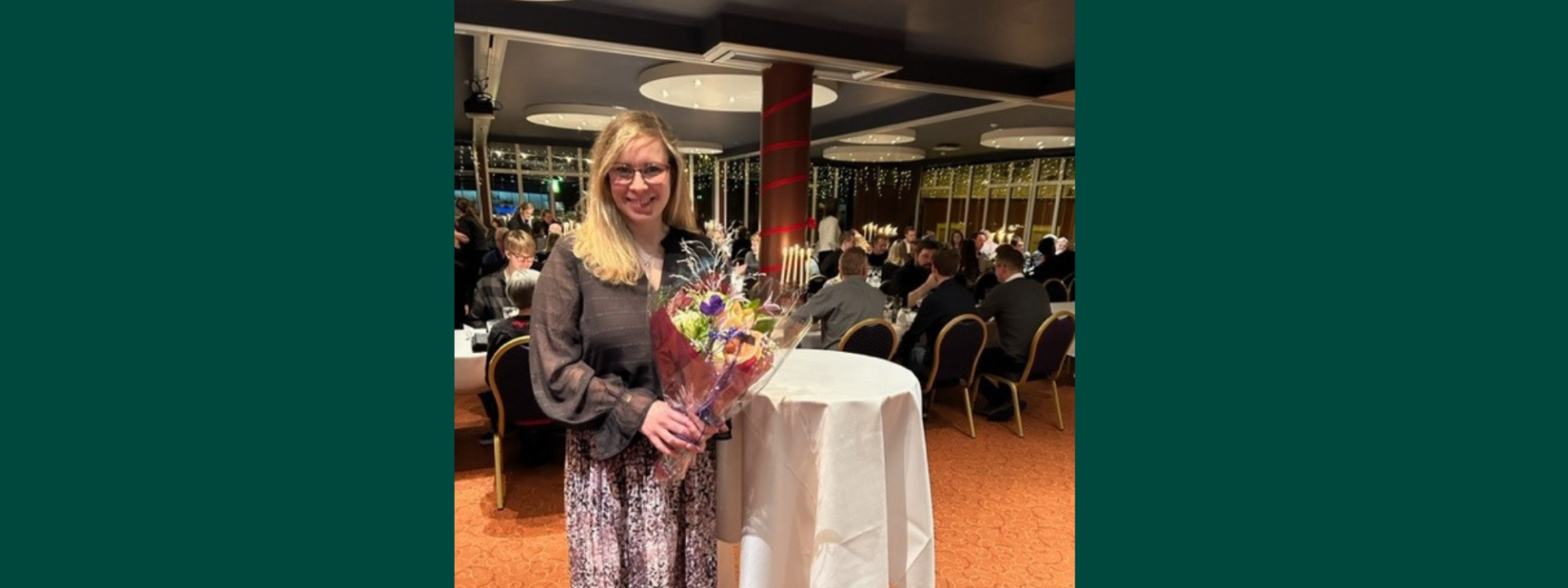 Therese Ling julfesten med blommor i handen