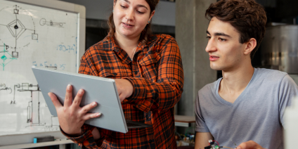 två personer och en ipad