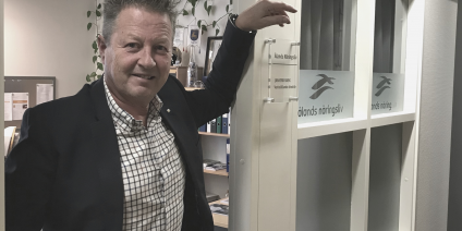 Ålands Näringslivs vd Jan-Erik Rask står i en dörröppning