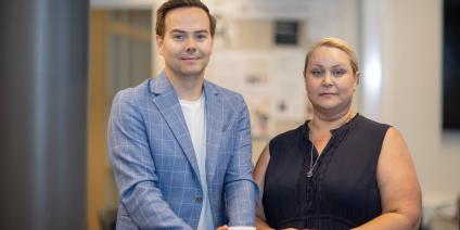 Man i blå kavaj och kvinna i mörkblå blus