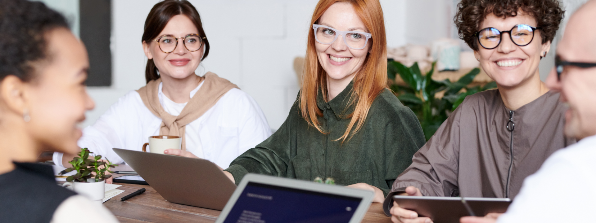 människor i grupp med datorer