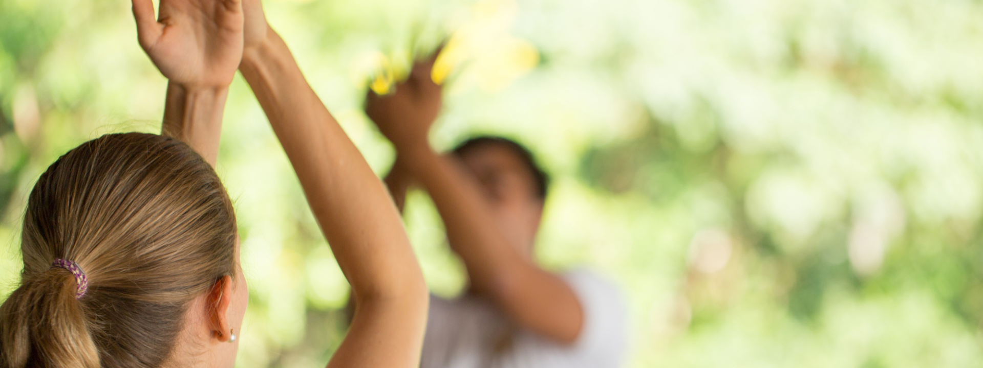 två personer gör yoga