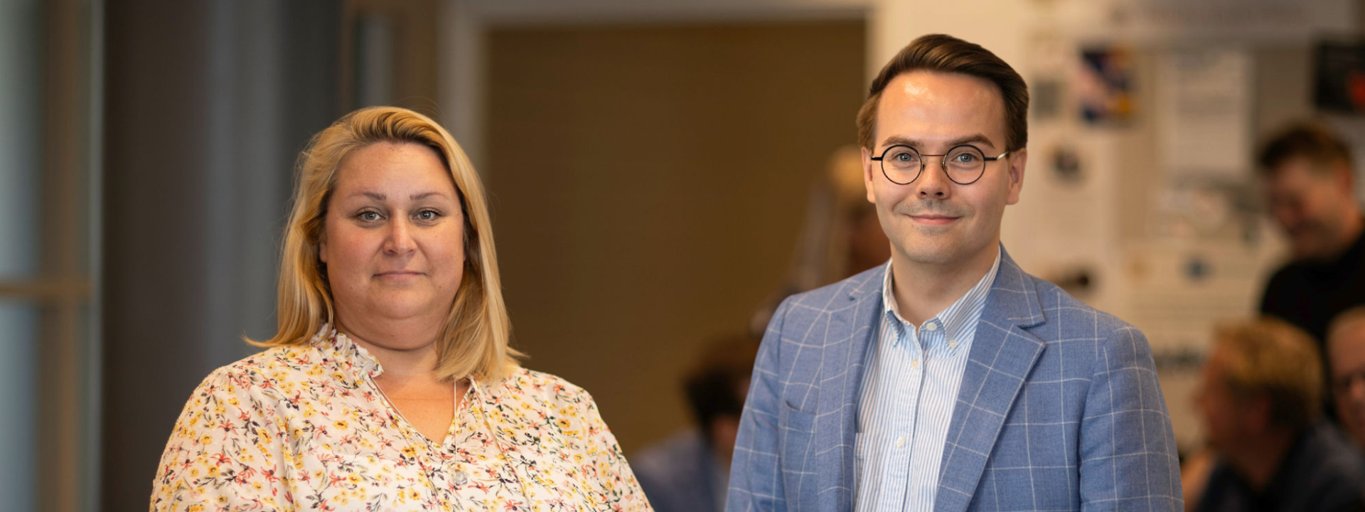 Kvinna i ljus blus man i blå kavaj